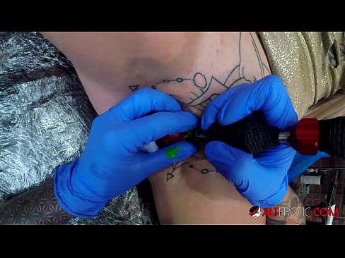 ❤️ Sully Savage-k izugarri tatuatu zuen klitorian tatuaje bat egin zuen ❌ Porno gurean eu.redpornpictures.ru ☑